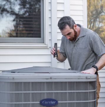 Serwisant sprawdza zewnętrzną jednostkę instalacji gazowej