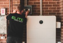Elektryk montujący domowy magazyn energii do instalacji fotowoltaicznej
