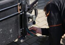 Mechanik naprawiający chłodnicę samochodową na zewnątrz