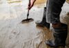 Pielęgnacja betonu po wylaniu – jak długo podlewać i kiedy zdjąć szalunki? Pielęgnacja betonu po wylaniu – jak długo podlewać i kiedy zdjąć szalunki?