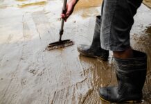 Pielęgnacja betonu po wylaniu – jak długo podlewać i kiedy zdjąć szalunki?